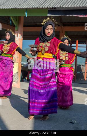 Les filles de Bajau qui dansent traditionnellement sur l'île de Bungin, au large de la côte de l'île de Sumbawa, en Indonésie, abritent un groupe de Tsiganes de la mer de Bajau, célèbres Banque D'Images