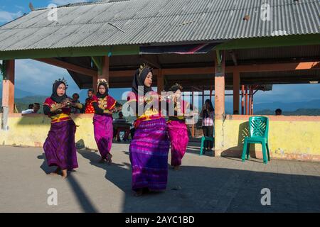 Les filles de Bajau qui dansent traditionnellement sur l'île de Bungin, au large de la côte de l'île de Sumbawa, en Indonésie, abritent un groupe de Tsiganes de la mer de Bajau, célèbres Banque D'Images