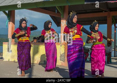 Les filles de Bajau qui dansent traditionnellement sur l'île de Bungin, au large de la côte de l'île de Sumbawa, en Indonésie, abritent un groupe de Tsiganes de la mer de Bajau, célèbres Banque D'Images