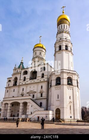 Les touristes visitant Ivan la Grande Tour de Bell au Kremlin, Moscou Banque D'Images