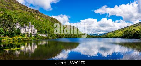 Abbaye de Kylemore, beau château comme l'abbaye se reflète dans le lac au pied d'une montagne. Irlande Banque D'Images