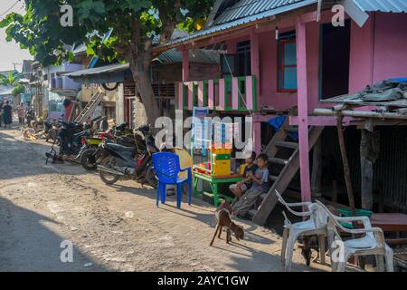 Scène de rue dans le village bojau Sea Gypsy sur l'île de Bungin, célèbre pour vivre dans des maisons à pilotis au-dessus de l'eau et vivre entièrement au large de la mer, au large de t Banque D'Images