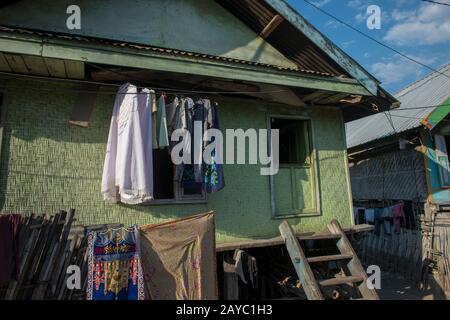 Scène de rue dans le village bojau Sea Gypsy sur l'île de Bungin, célèbre pour vivre dans des maisons à pilotis au-dessus de l'eau et vivre entièrement au large de la mer, au large de t Banque D'Images