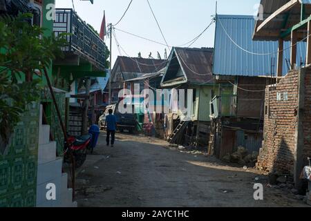 Scène de rue dans le village bojau Sea Gypsy sur l'île de Bungin, célèbre pour vivre dans des maisons à pilotis au-dessus de l'eau et vivre entièrement au large de la mer, au large de t Banque D'Images