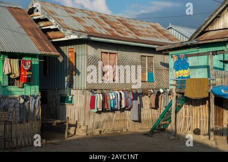 Scène de rue dans le village bojau Sea Gypsy sur l'île de Bungin, célèbre pour vivre dans des maisons à pilotis au-dessus de l'eau et vivre entièrement au large de la mer, au large de t Banque D'Images