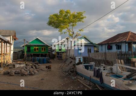 Scène de rue dans le village bojau Sea Gypsy sur l'île de Bungin, célèbre pour vivre dans des maisons à pilotis au-dessus de l'eau et vivre entièrement au large de la mer, au large de t Banque D'Images