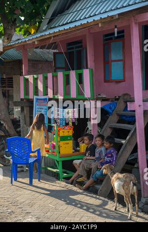 Scène de rue dans le village bojau Sea Gypsy sur l'île de Bungin, célèbre pour vivre dans des maisons à pilotis au-dessus de l'eau et vivre entièrement au large de la mer, au large de t Banque D'Images