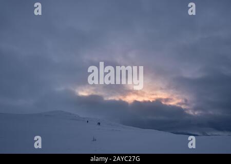 Les gens marchant vers le sommet de montagne de Storsteinen Banque D'Images