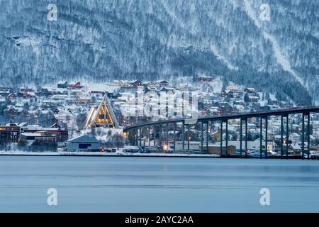 Cathédrale arctique et pont sur le détroit de Tromsoysundet Banque D'Images