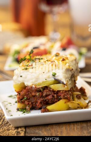 Salade grecque avec moussaka sur bois Banque D'Images