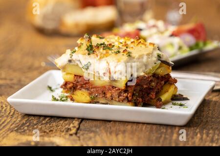 Salade grecque avec moussaka sur bois Banque D'Images