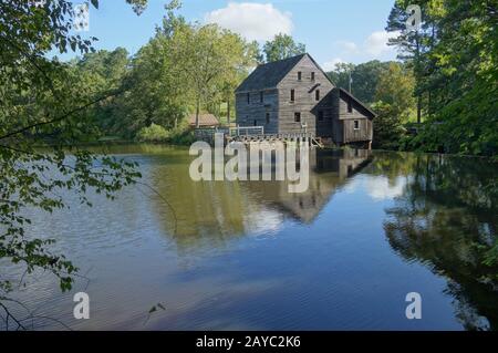 Yates Mill, ancien moulin qui est maintenant un parc de la ville à Raleigh, Caroline du Nord Banque D'Images