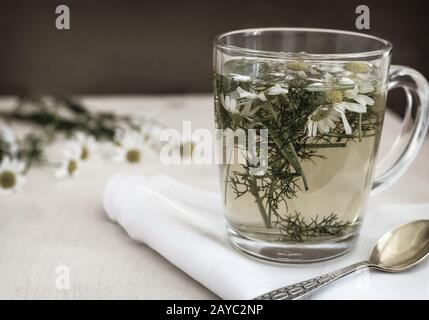 Les fleurs de la camomille médicinale une décoction des fleurs Banque D'Images