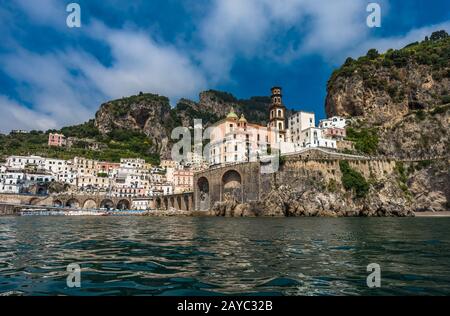 Vue panoramique d'Atrani, petit village sur la Côte d'Amalfi, Italie Banque D'Images