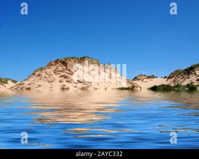 la plage depuis la mer à formby merseyside avec de grandes dunes de sable couvertes d'herbe rugueuse et un ciel bleu ensoleillé d'été Banque D'Images