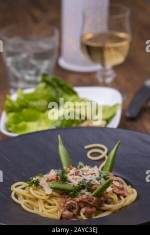 La Pasta italienische Tagliatella mit Tomatensauce Banque D'Images