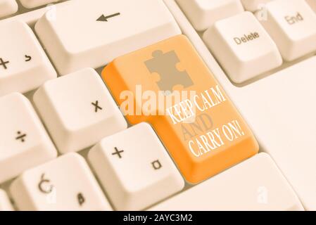 Note d'écriture montrant de rester calme et continuer. Photo d'entreprise avec slogan appelant à la persistance face au défi White pc Banque D'Images