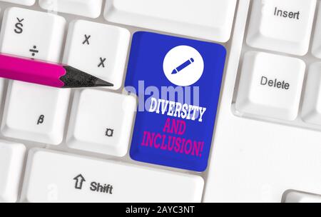 Note écrite montrant la diversité et l'inclusion. Photo d'affaires présentant la différence d'analyse de gamme inclut la race ethnique gend Banque D'Images