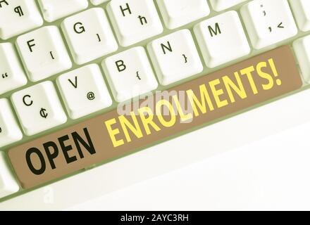 Écriture manuscrite Ouvrir les inscriptions. Concept signification lorsque les employés peuvent apporter des modifications à l'avantage de la frange élue clavier de pc blanc wi Banque D'Images