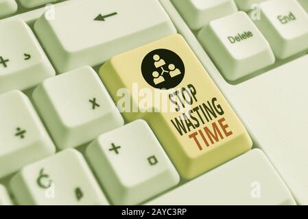 Écriture manuscrite ne perdez plus de temps. Concept signification conseiller démonstration ou groupe commencer la planification et l'utiliser sagement White pc ke Banque D'Images