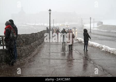 Silhouettes floues de personnes marchant dans une tempête de sommeil Banque D'Images