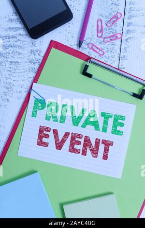 Texte écrit événement privé. Concept commercial pour les réservations exclusives RSVP Invitational assis Presse-papiers crayon sma Banque D'Images