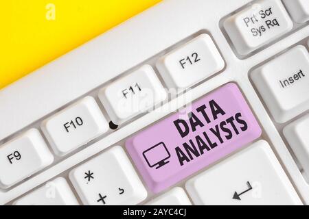 Note d'écriture montrant les analystes de données. Photo d'entreprise présentant Programmer la conception et Créer un rapport identifie les modèles White pc k Banque D'Images