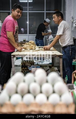 Préparation d'un pain de cuisine de rue à Xian Banque D'Images
