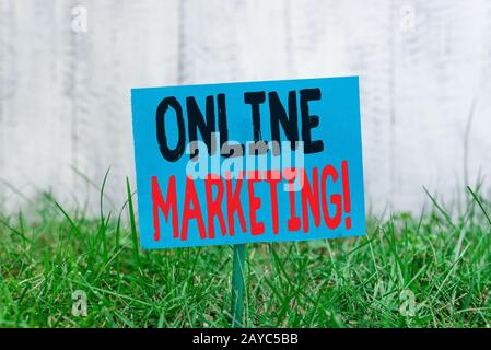 Écriture de texte Marketing en ligne. Concept signifiant tirer parti des canaux basés sur le Web propagé à propos de la marque Companys papier vide ordinaire A Banque D'Images