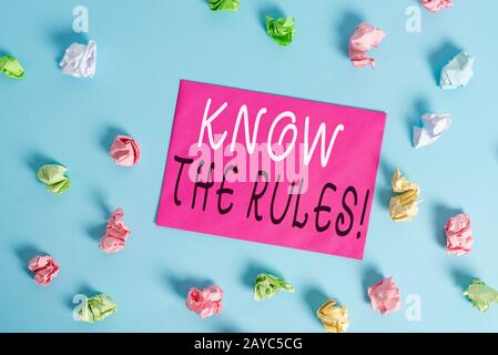 Note d'écriture montrant connaître les règles. Photo d'entreprise présentant des principes explicites ou réglementaires régissant la conduite colorée c Banque D'Images