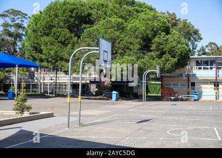 École australienne avec salles de classe et terrains de basket-ball extérieurs, Sydney, Nouvelle-Galles du Sud, Australie Banque D'Images