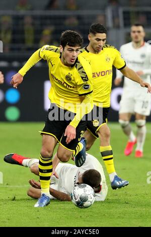 Dortmund, Allemagne. 14 février 2020. Giovanni Reyna (Front) de Dortmund se brise lors d'un match Bundesliga allemand entre Borussia Dortmund et Eintracht Frankfurt à Dortmund, Allemagne, le 14 février 2020. Crédit: Joachim Bywaletz/Xinhua/Alay Live News Banque D'Images