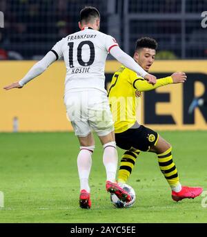 Dortmund, Allemagne. 14 février 2020. Jadon Malik Sancho (R) de Dortmund vies avec Filip Kostic de Francfort lors d'un match Bundesliga allemand entre Borussia Dortmund et Eintracht Frankfurt à Dortmund, Allemagne, le 14 février 2020. Crédit: Joachim Bywaletz/Xinhua/Alay Live News Banque D'Images