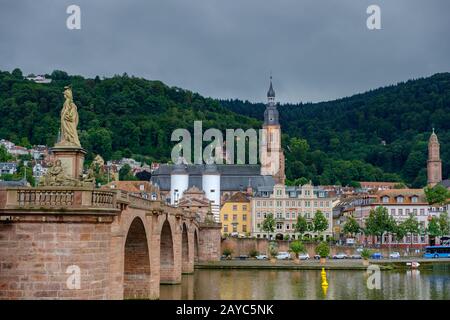 Vue sur la belle ville médiévale de Heidelberg et rivière Neckar en Allemagne avec le vieux pont à l'avant-plan. Banque D'Images