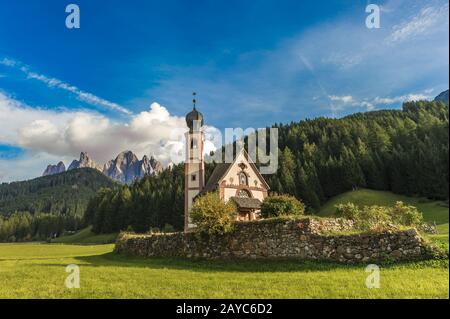 Église Saint-Jean en face de la montagne, vallée de Odle Funes, Dolomites, Italie Banque D'Images