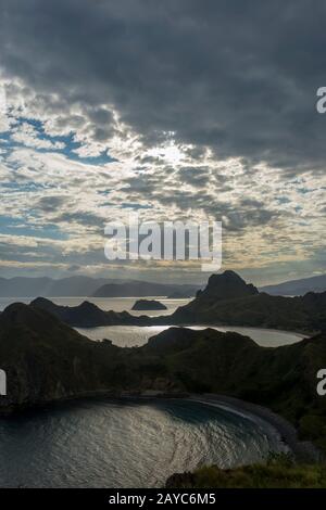 Vue depuis une colline du paysage rétroéclairé sur l'île de Padar située entre les îles Komodo et Rinca dans l'archipel de Komodo, partie de Komodo National Banque D'Images