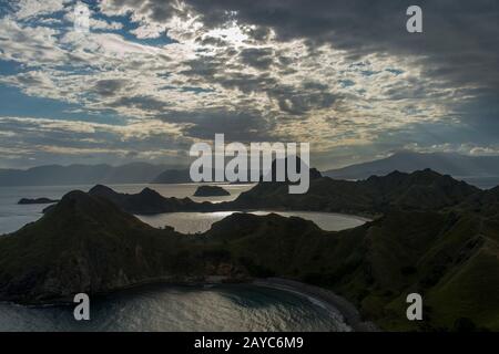 Vue depuis une colline du paysage rétroéclairé sur l'île de Padar située entre les îles Komodo et Rinca dans l'archipel de Komodo, partie de Komodo National Banque D'Images