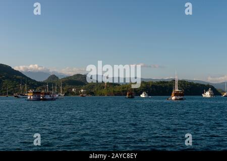 Bateaux, principalement des bateaux d'excursion pour les touristes, dans le port de Labuan Bajo, une ville de pêche située à l'extrémité ouest de la grande île de Flores dans le Banque D'Images