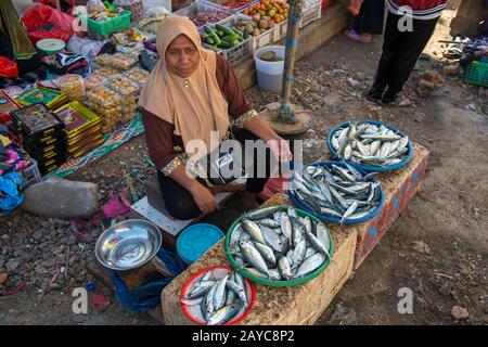 Une scène de marché avec une femme qui vend du poisson frais sur le marché de Labuan Bajo, une ville de pêche située à l'extrémité ouest de la grande île de Flores i Banque D'Images