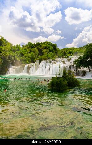 Chutes d'eau de Croatie.les touristes nagent près des chutes d'eau dans l'eau cristalline. Lieu touristique dans le parc national de Dalmatie Krka, pla Banque D'Images