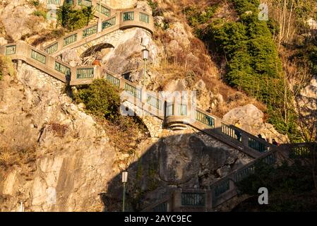 Escaliers nommé schlossbergstiege jusqu'à monument schlossberg avec tour de l'horloge uhrturm à Graz, Autriche Banque D'Images