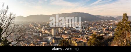 Large panorama de Graz City à partir de la colline du château Schlossberg, destination de voyage. Banque D'Images