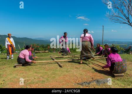 Manggarai femmes exécutant un Tetek Alu, un poteau traditionnel de bambou sautant la danse dans un village de Melo dans les collines près de Labuan Bajo, une ville de pêche localiser Banque D'Images