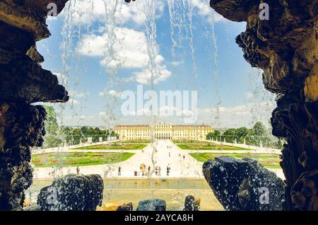 Vienne, Autriche 2013-07-08 vue sur les jardins du palais de Schönbrunn UNESCO. Les touristes marchant dans les jardins. Découvrez Water flo Banque D'Images