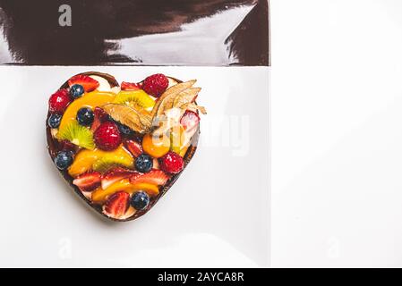 Gâteau éponge aux fruits en forme de coeur 1 Banque D'Images