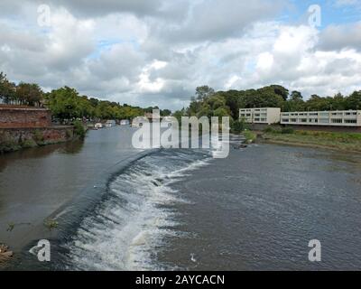 le ciel sur la rive de chester avec des bateaux amarrés et des bâtiments environnants Banque D'Images