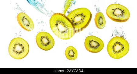 Tranches de Kiwi tomber à l'eau et le naufrage historique produit des fruits Banque D'Images