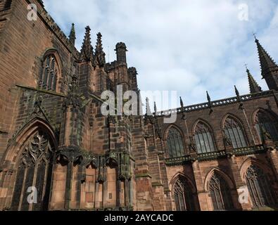 vue rapprochée sur la pierre médiévale ornée sur la cathédrale historique de chester Banque D'Images