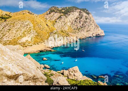 Côte avec falaises, eaux turquoise et yachts. Plage de Cala Figuera sur la péninsule de Formentor, Mallor Banque D'Images