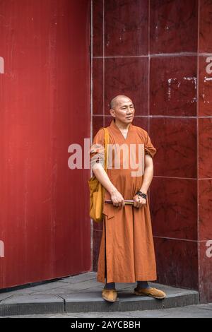 Monk bouddhiste sur une promenade à Chengdu Banque D'Images